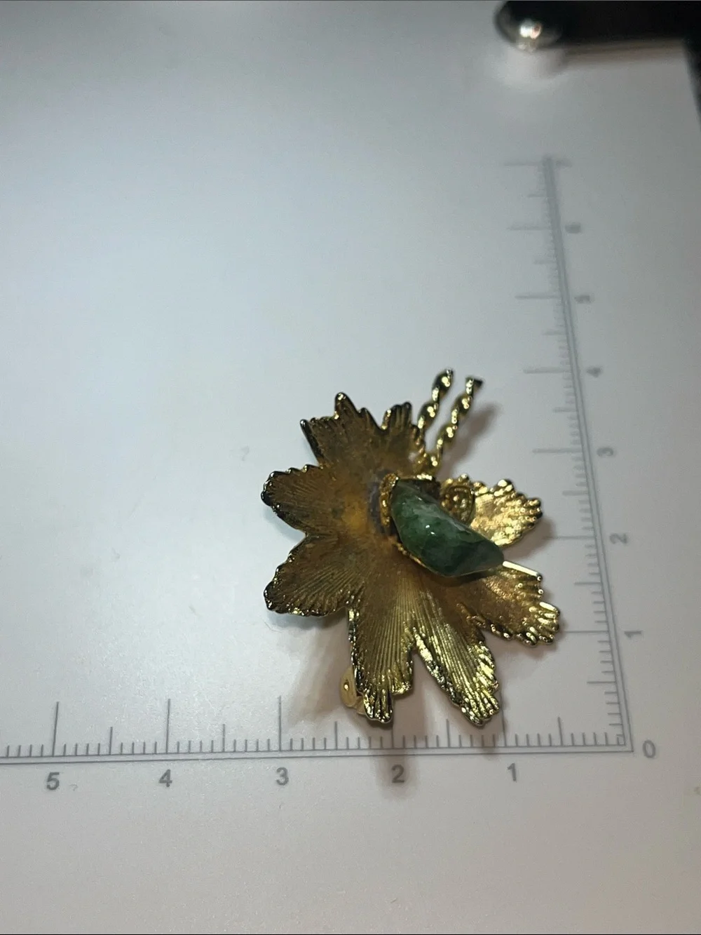 Vintage Gold Tone Maple Leaf Brooch Natural Nephrite Jade Stone Estate Pin
